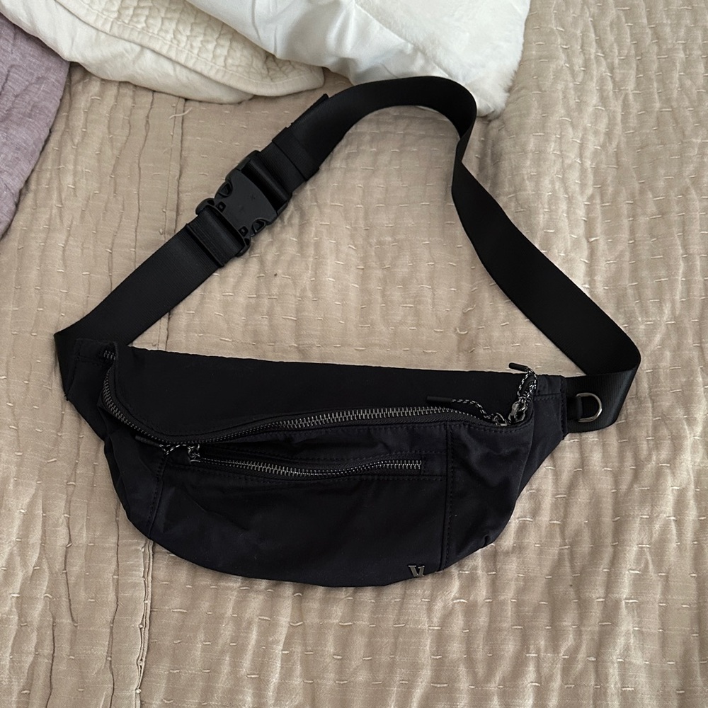 Vuori Midnight Black Belt Bag